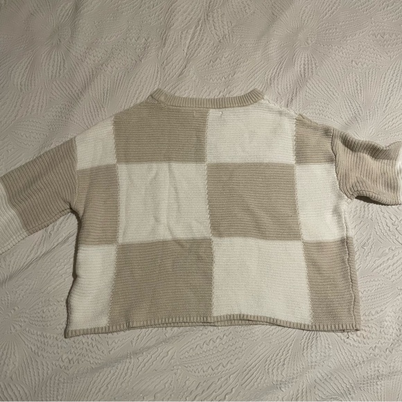 Moon & Madison Beige and White Checkered Sweater - Picture 2 of 3